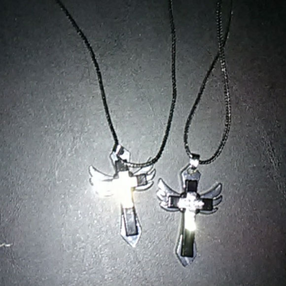 A jesus cross necklace - Picture 1 of 2